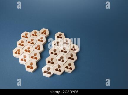 Die Menschen wurden in zwei Gruppen eingeteilt. Uneinigkeit in der Gemeinschaft. Konfliktlösung zwischen Menschen. Verletzung der Integrität. Trennung der Assoziation. Unterschiede in p Stockfoto