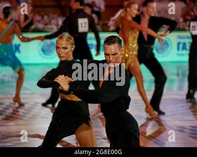 Moskau, Russland. Juli 2021. Ein Paar tanzt während der Latin America Dance World Cup 2021 unter Profis und Amateuren in Moskau. Kredit: SOPA Images Limited/Alamy Live Nachrichten Stockfoto