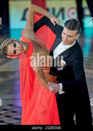 Moskau, Russland. Juli 2021. Ein walzendes Paar während der Latin America Dance World Cup 2021 unter Profis und Amateuren in Moskau. Kredit: SOPA Images Limited/Alamy Live Nachrichten Stockfoto