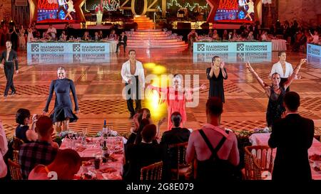 Moskau, Russland. Juli 2021. Die Finalisten des Wettbewerbs verneigen sich beim Latin America Dance World Cup 2021 in Moskau. Kredit: SOPA Images Limited/Alamy Live Nachrichten Stockfoto