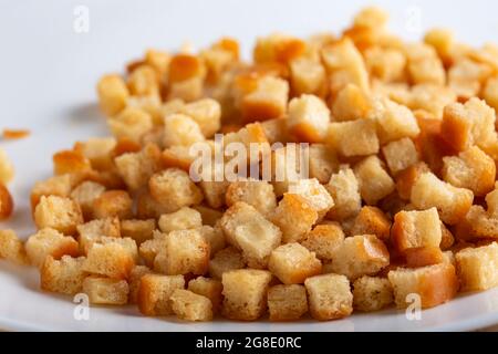 Frische Croutons auf dem Teller - Nahaufnahme Stockfoto