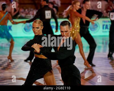 Moskau, Russland. Juli 2021. Ein Paar tanzt während der Latin America Dance World Cup 2021 unter Profis und Amateuren in Moskau. (Foto von Mihail Siergiejevicz/SOPA Images/Sipa USA) Quelle: SIPA USA/Alamy Live News Stockfoto