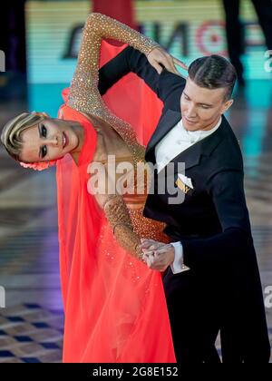 Moskau, Russland. Juli 2021. Ein walzendes Paar während der Latin America Dance World Cup 2021 unter Profis und Amateuren in Moskau. (Foto von Mihail Siergiejevicz/SOPA Images/Sipa USA) Quelle: SIPA USA/Alamy Live News Stockfoto