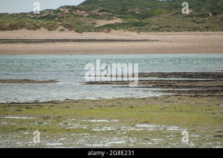 INSTOW, DEVON, ENGLAND- 25. Juni 2021: Mann beim Angeln in Instow, Devon Stockfoto