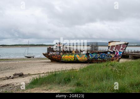 INSTOW, DEVON, ENGLAND- 25. Juni 2021: Farbenprächtiges Schiffswrack in Instow Stockfoto