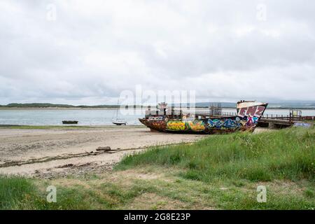 INSTOW, DEVON, ENGLAND- 25. Juni 2021: Farbenprächtiges Schiffswrack in Instow Stockfoto