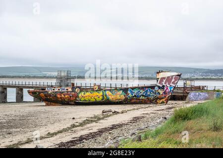 INSTOW, DEVON, ENGLAND- 25. Juni 2021: Farbenprächtiges Schiffswrack in Instow Stockfoto