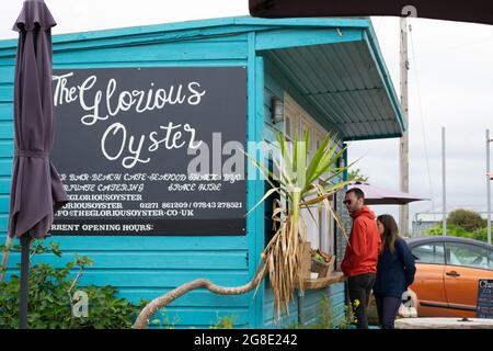 INSTOW, DEVON, ENGLAND- 25. Juni 2021: Die glorreiche Oyster Seafood Shack in Instow Stockfoto