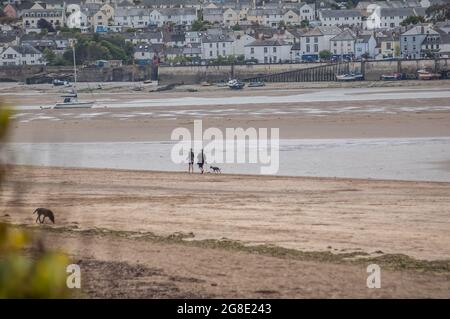 INSTOW, DEVON, ENGLAND- 25. Juni 2021: Menschen gehen Hunde am Strand in Instow, Devon Stockfoto