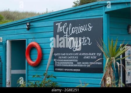 INSTOW, DEVON, ENGLAND- 25. Juni 2021: Die glorreiche Oyster Seafood Shack in Instow Stockfoto