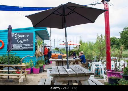 INSTOW, DEVON, ENGLAND- 25. Juni 2021: Die glorreiche Oyster Seafood Shack in Instow Stockfoto