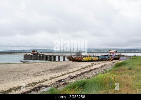 INSTOW, DEVON, ENGLAND- 25. Juni 2021: Farbenprächtiges Schiffswrack in Instow Stockfoto