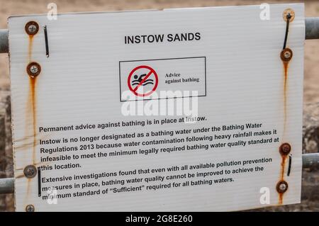 INSTOW, DEVON, ENGLAND- 25. Juni 2021: Instow Sands Hinweis gegen Baden im Wasser Stockfoto
