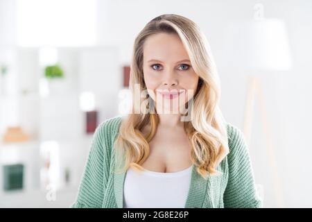 Foto von jungen attraktiven Frau glücklich positive Lächeln tragen lässiges Outfit zu Hause bleiben selbst-Isolation Quarantäne Stockfoto