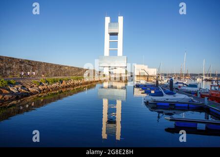 Coruna-Spanien.der maritime Wachturm EINES Coruna spiegelte sich im Wasser bei Sonnenuntergang wider Stockfoto