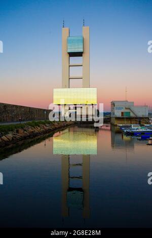 Coruna-Spanien.der maritime Wachturm EINES Coruna spiegelte sich im Wasser bei Sonnenuntergang wider Stockfoto