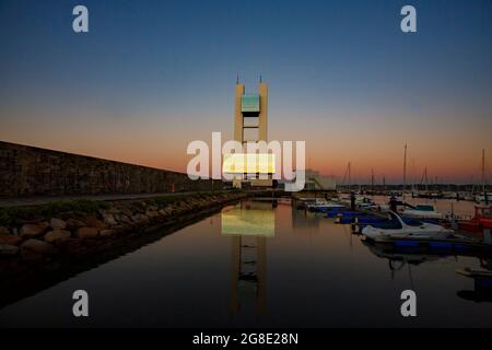 Coruna-Spanien.der maritime Wachturm EINES Coruna spiegelte sich im Wasser bei Sonnenuntergang wider Stockfoto