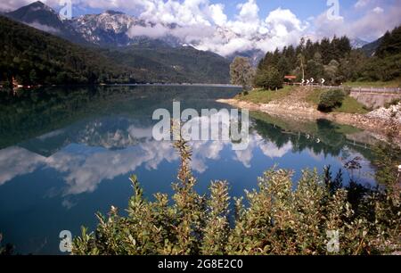 Lago di Barcis nelle Dolomiti Friulane in Valcellina Stockfoto