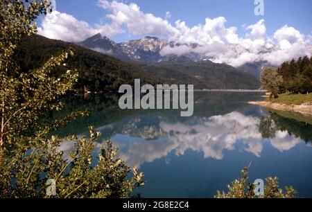 Lago di Barcis nelle Dolomiti Friulane in Valcellina Stockfoto