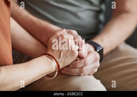 Nahaufnahme eines fürsorglichen Seniorenpaares, das die Hände hält und sich mit Liebe unterstützt Stockfoto