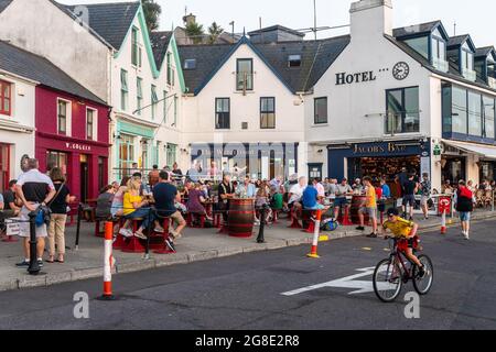 Baltimore, West Cork, Irland. Juli 2021. Während die Sonne über Baltimore nach einem Tag voller Sonne und hoher Temperaturen untergeht, essen Urlauber und Einheimische gleichermaßen draußen. Die Regierung muss noch eine Entscheidung darüber treffen, wann das Essen im Innenbereich wieder aufgenommen werden soll. Quelle: AG News/Alamy Live News Stockfoto