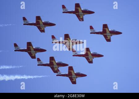 Das Kunstflug-Demonstrationsteam der kanadischen Streitkräfte fliegt für die Operation Inspiration 2021 vorbei Stockfoto