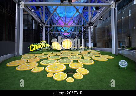 New York, USA. Juli 2021. Allgemeine Ansicht von „Citruvia“, Teil eines 30,000 Quadratfuß großen öffentlichen platzes in One Manhattan West in der Nähe der Hudson Yards, wo Baugerüste in einen Freizeitpark mit Zitronen umgewandelt wurden, New York, NY, 19. Juli 2021. Handgefertigte Blätter aus Schaumstoff und Stahl, Zitronen aller Formen und Größen, wogende Stoffe, die von ständig wechselnden farbigen Lichtern beleuchtet werden und mit Zitronenduft verströmt werden, bereichern den platz für Besucher. (Foto von Anthony Behar/Sipa USA) Quelle: SIPA USA/Alamy Live News Stockfoto