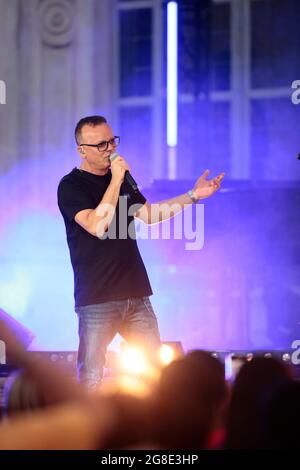 Turin, Italien. Juli 2021. 19. Juli 2021, Stupinigi (Turin) Gigi DÕAlessio, berühmter italienischer Sänger und Songwriter, konzertiert im Stupinigi Sonic Park 2021. Kredit: Nderim Kaceli/Alamy Live Nachrichten Stockfoto