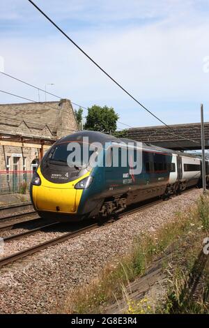 Avanti West Coast pendolino elektrische Einheit, die Carnforth auf der West Coast Main Line am 19. Juli 2021 mit Glasgow nach London fährt. Stockfoto