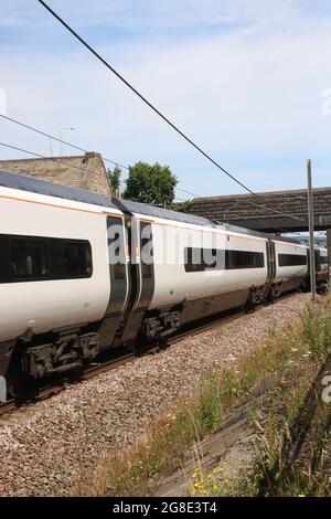 Avanti West Coast pendolino elektrische Einheit, die Carnforth auf der West Coast Main Line am 19. Juli 2021 mit Glasgow nach London fährt. Stockfoto