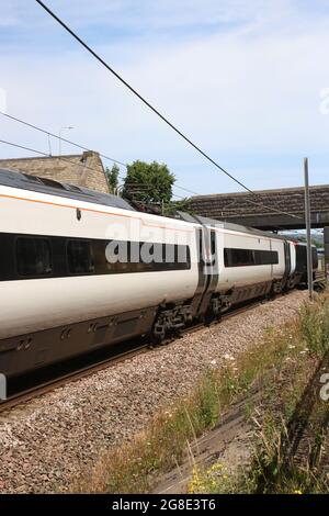 Avanti West Coast pendolino elektrische Einheit, die Carnforth auf der West Coast Main Line am 19. Juli 2021 mit Glasgow nach London fährt. Stockfoto