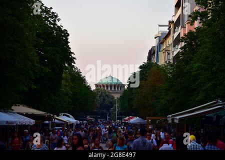 SOFIA, BULGARIEN - 07. Aug 2015: Blick auf den Vitosha Boulevard mit vielen Menschen in Sofia, Bulgarien Stockfoto