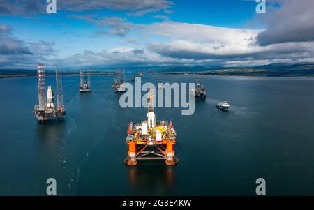 Plattformen und Bohrgeräte der Nordseeindustrie für die Öl- und Gasindustrie wurden in Nigg Bay in Cromarty Firth, Ross und Cromarty, Schottland, Großbritannien, getottet und vertäut