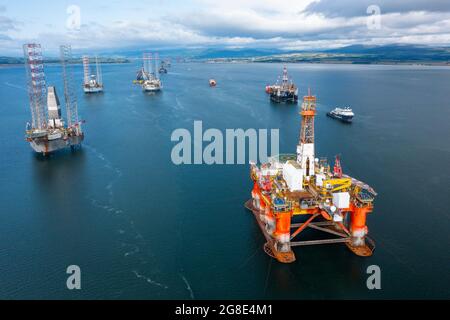 Plattformen und Bohrgeräte der Nordseeindustrie für die Öl- und Gasindustrie wurden in Nigg Bay in Cromarty Firth, Ross und Cromarty, Schottland, Großbritannien, getottet und vertäut Stockfoto