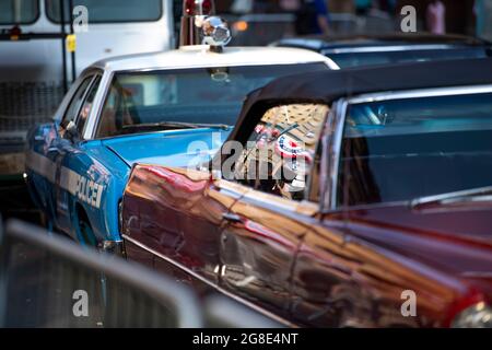 Glasgow, Schottland, Großbritannien. Juli 2021. IM BILD: Auf dem Filmset des neuen Hollywood-Blockbuster-Films von Indiana Jones 5 gehen die Leute herum und schauen sich die Sehenswürdigkeiten im Stadtzentrum an. Sie machen Fotos und Selfies mit ihren Fotohandys. Die Straßen sind mit Sternen und Streifen geschmückt, Flaggen und Ammer, und das Harrison Ford Double wurde auf dem Pferd durch die Straßen von Glasgow reiten gesehen. Quelle: Colin Fisher/Alamy Live News Stockfoto