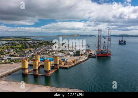 Luftaufnahme von der Drohne des Hafens von Cromarty Firth in Invergordon, Cromarty Firth, Schottland, Großbritannien Stockfoto