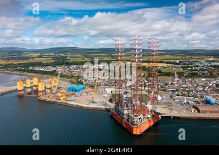 Luftaufnahme von der Drohne des Hafens von Cromarty Firth in Invergordon, Cromarty Firth, Schottland, Großbritannien Stockfoto