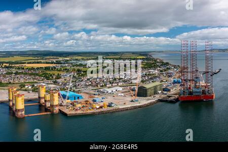 Luftaufnahme von der Drohne des Hafens von Cromarty Firth in Invergordon, Cromarty Firth, Schottland, Großbritannien Stockfoto