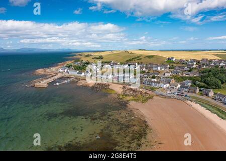 Luftaufnahme von der Drohne des Dorfes Portmahomack und des Strandes, auf der Halbinsel Tarbat, Easter Ross, Schottland, Großbritannien Stockfoto