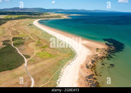 Luftaufnahme von der Drohne von Royal Dornoch Golf Links neben Dornoch Beach in Sutherland, Schottland, UK Stockfoto