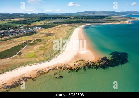 Luftaufnahme von der Drohne von Royal Dornoch Golf Links neben Dornoch Beach in Sutherland, Schottland, UK Stockfoto