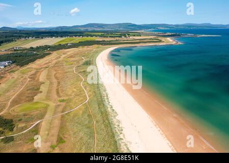 Luftaufnahme von der Drohne von Royal Dornoch Golf Links neben Dornoch Beach in Sutherland, Schottland, UK Stockfoto