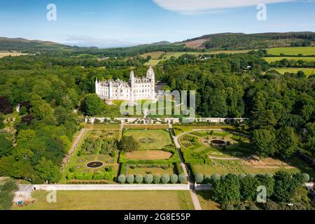 Luftaufnahme von der Drohne von Dunrobin Castle in Sutherland, Schottland, Großbritannien Stockfoto