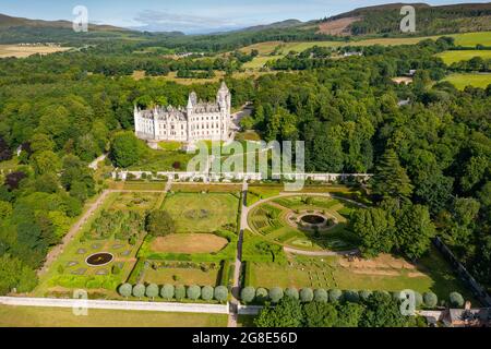 Luftaufnahme von der Drohne von Dunrobin Castle in Sutherland, Schottland, Großbritannien Stockfoto