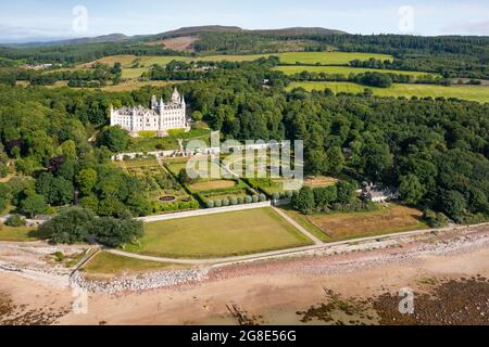 Luftaufnahme von der Drohne von Dunrobin Castle in Sutherland, Schottland, Großbritannien Stockfoto