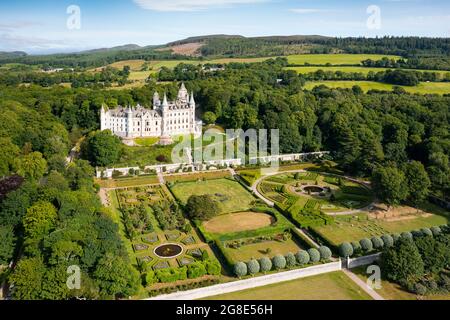 Luftaufnahme von der Drohne von Dunrobin Castle in Sutherland, Schottland, Großbritannien Stockfoto