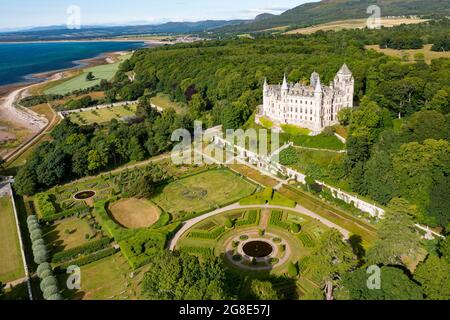 Luftaufnahme von der Drohne von Dunrobin Castle in Sutherland, Schottland, Großbritannien Stockfoto