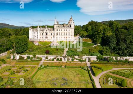 Luftaufnahme von der Drohne von Dunrobin Castle in Sutherland, Schottland, Großbritannien Stockfoto