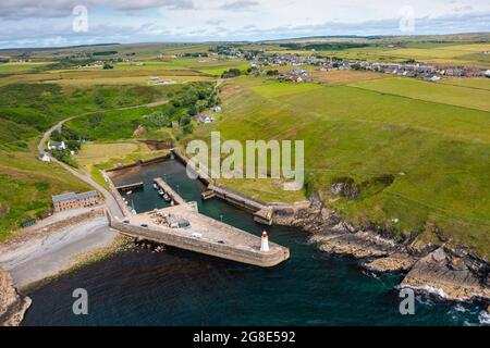 Luftaufnahme von der Drohne des Hafens von Lybster an der Küste von Caithness, Schottland, Großbritannien Stockfoto