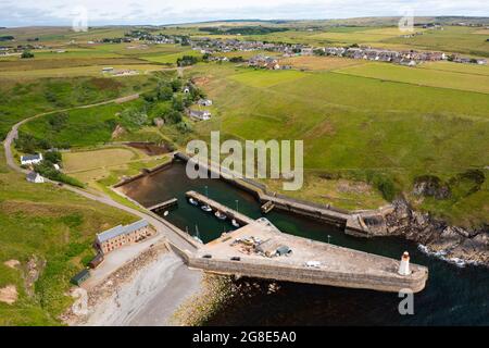 Luftaufnahme von der Drohne des Hafens von Lybster an der Küste von Caithness, Schottland, Großbritannien Stockfoto